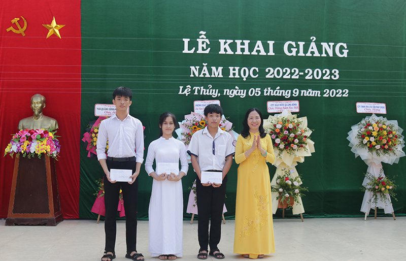  Đại diện lãnh đạo Hội Khuyến học tỉnh tặng học bổng cho học sinh nghèo vượt khó học giỏi của Trường THPT Lệ Thủy.