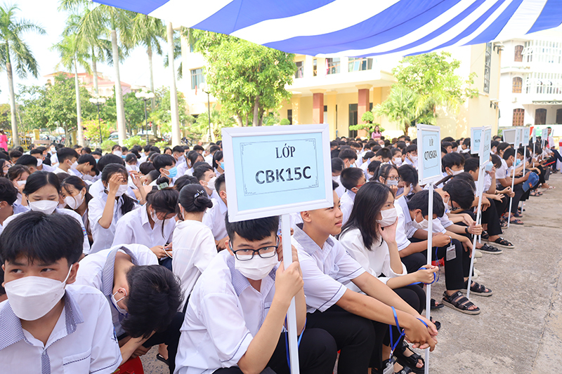 Tham dự lễ khai giảng có 550 học sinh, sinh viên nhà trường.