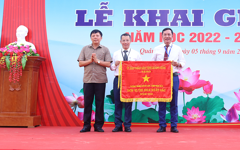 Thừa ủy quyền của Chủ tịch UBND tỉnh, đồng chí Giám đốc Sở LĐ-TB và XH Nguyễn Trường Sơn trao Cờ thi đua xuất sắc cho Trường trung cấp Du lịch-Công nghệ số 9.