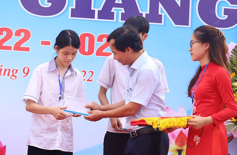 Tặng thưởng cho học sinh giỏi năm học 2021-2022.