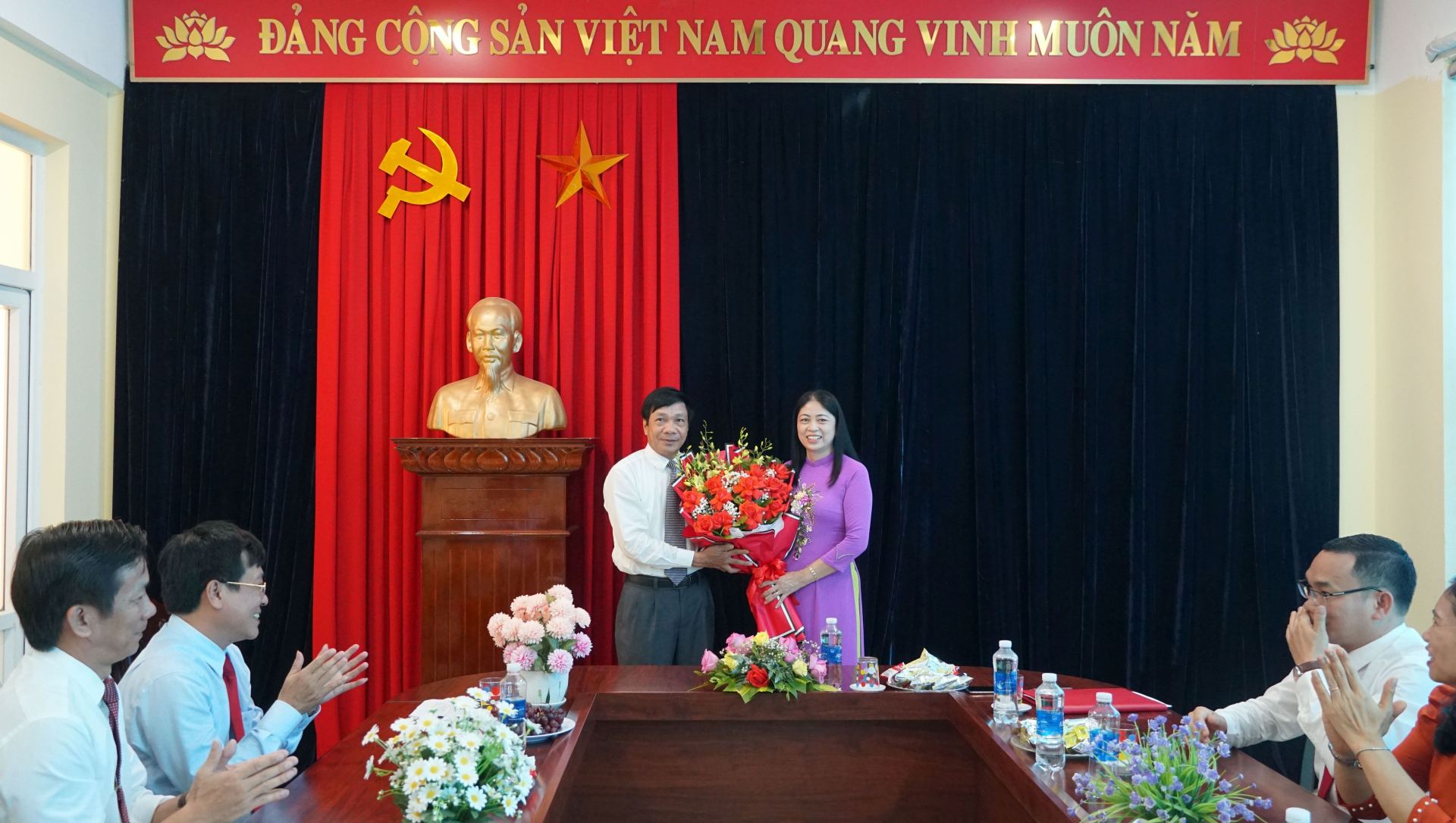 : Đồng chí Phó Chủ tịch Thường trực HĐND tỉnh Nguyễn Công Huấn tặng hoa chúc mừng Trường THPT Nguyễn Bỉnh Khiêm nhân nhịp năm học mới.