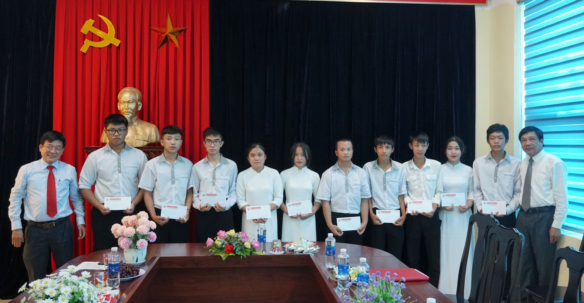 Đồng chí Phó Chủ tịch Thường trực HĐND tỉnh Nguyễn Công Huấn và đồng chí Phan Văn Cầu, Chủ tịch Hội Chữ thập đỏ tỉnh trao học bổng cho các em học sinh ở trường THPT Nguyễn Bỉnh Khiêm.