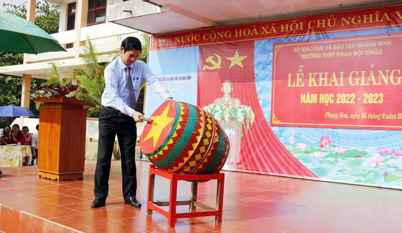 Và đánh trống khai giảng năm học mới.