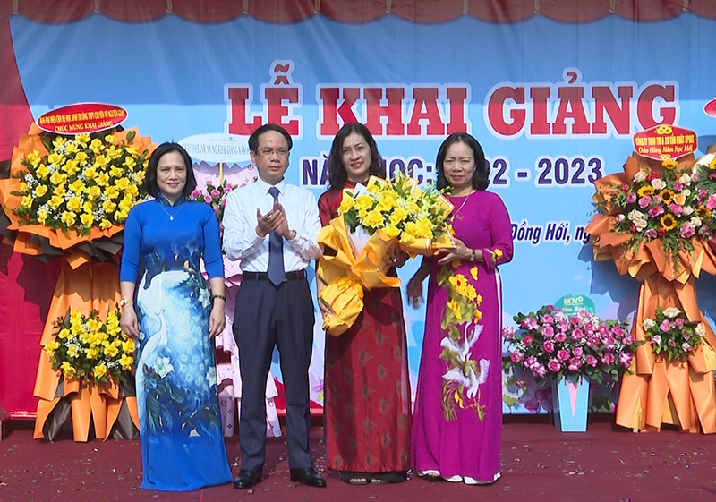 Đồng chí Phó Chủ tịch UBND tỉnh Phan Mạnh Hùng tặng hoa chúc mừng thầy và trò Trường THPT Chuyên Võ Nguyên Giáp.