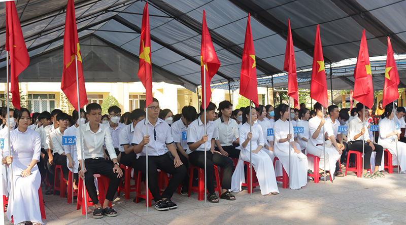Học sinh toàn tỉnh hân hoan bước váo năm học mới