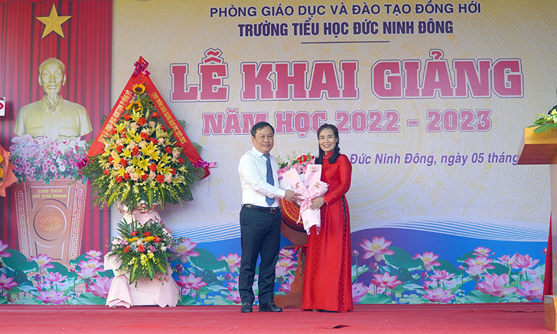 Đồng chí Bí thư Tỉnh ủy Vũ Đại Thắng tặng hoa chúc mừng các thầy cô giáo Trường tiểu học Đức Ninh Đông