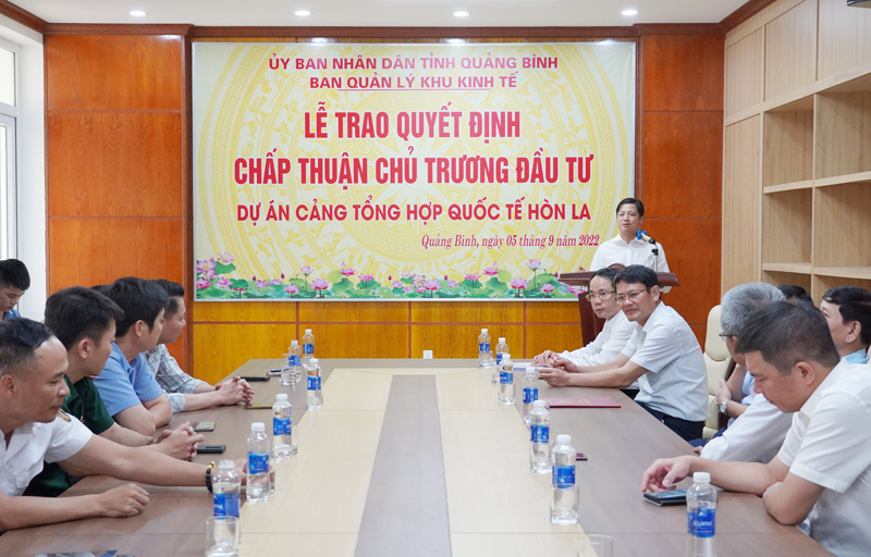 Đại diện lãnh đạo Ban Quản lý Khu kinh tế tỉnh công bố quyết định chấp thuận chủ trương đầu tư tư Dự án Cảng tổng hợp quốc tế Hòn La.