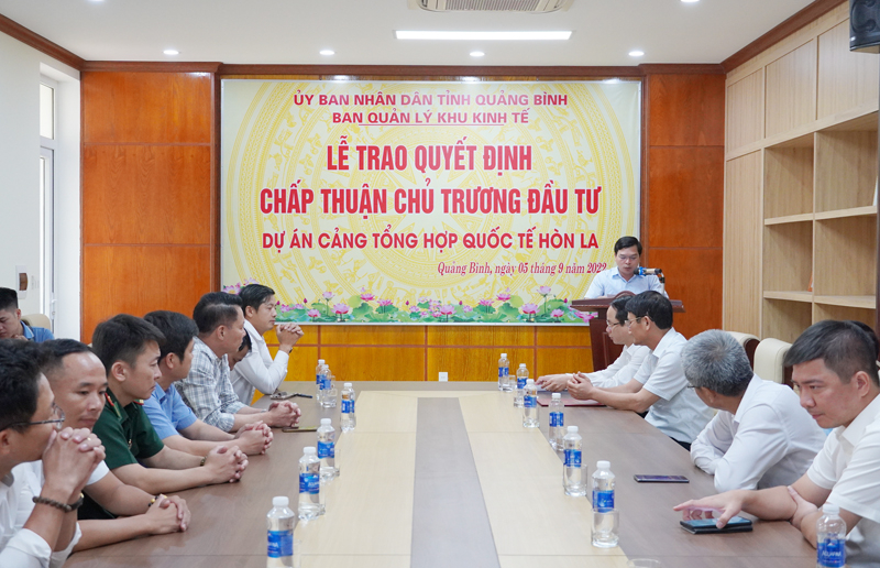 Đại diện lãnh đạo Ban Quản lý Khu kinh tế tỉnh công bố quyết định chấp thuận chủ trương đầu tư tư Dự án Cảng tổng hợp quốc tế Hòn La.