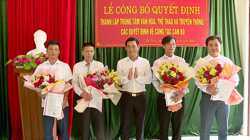 Lãnh đạo UNND TX. Ba Đồn trao quyết định bổ nhiệm, tặng hoa lãnh đạo Trung tâm Văn hóa - Thể thao và Truyền thông TX. Ba Đồn.