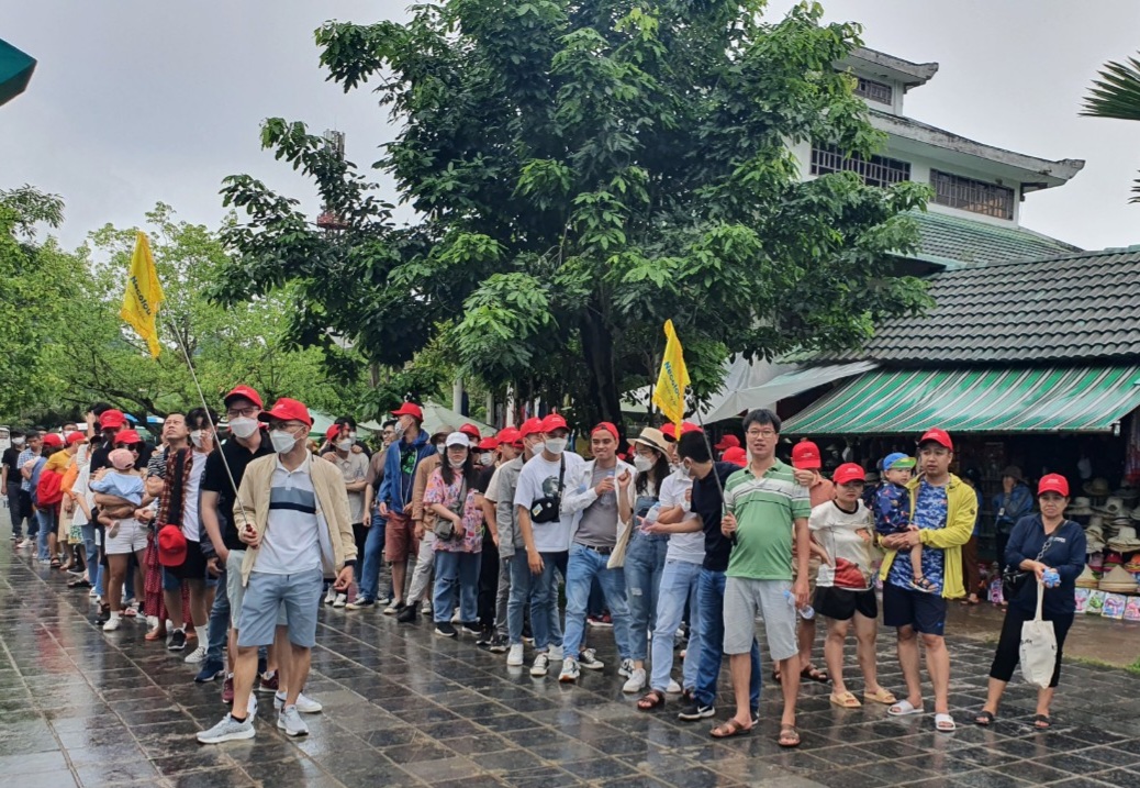 Khách du lịch tham quan động Phong Nha.