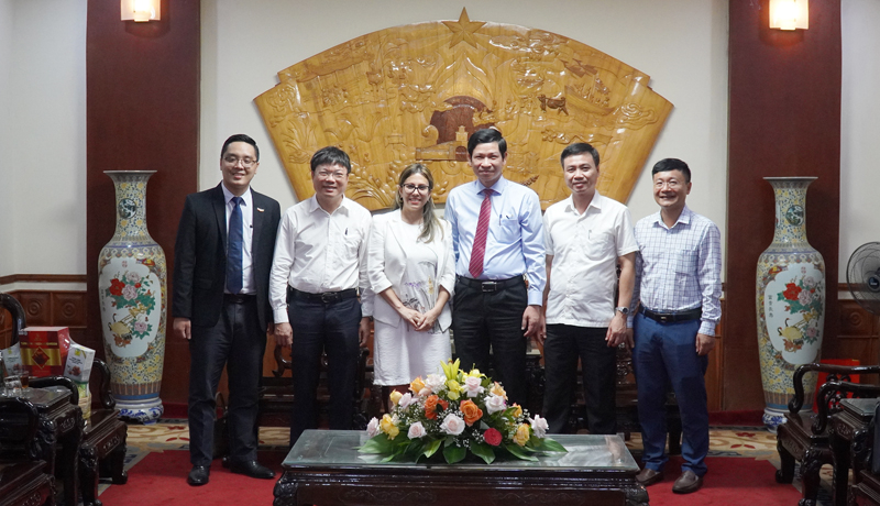 Chụp ảnh lưu niệm tại buổi tiếp xã giao.