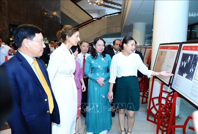 Phó Thủ tướng Thường trực Phạm Bình Minh, Phó Chủ tịch nước Võ Thị Ánh Xuân và Tổng Giám đốc UNESCO Audrey Azoulay tham quan triển lãm. Ảnh: Minh Đức/TTXVN