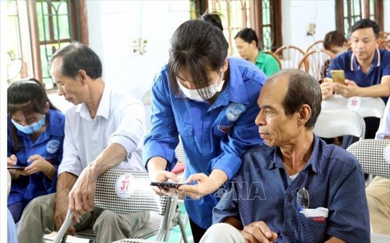 Đoàn viên, thanh niên là lực lượng nòng cốt trong tổ công nghệ số cộng đồng hướng dẫn người dân sử dụng dịch vụ công trực tuyến. Ảnh: Đồng Thúy/TTXVN