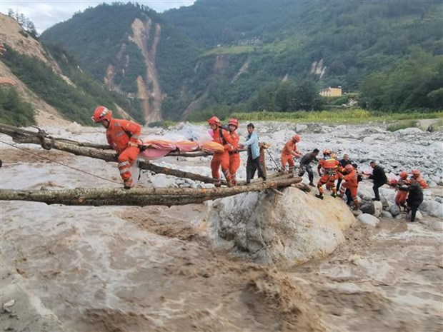 Lực lượng cứu hộ chuyển những người sống sót sau trận động đất tại huyện Lô Định, tỉnh Tứ Xuyên, Trung Quốc, ngày 5/9. (Ảnh: THX/TTXVN)
