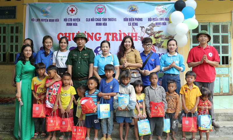 Trao quà Trung thu cho các em nhỏ đồng bào Rục.