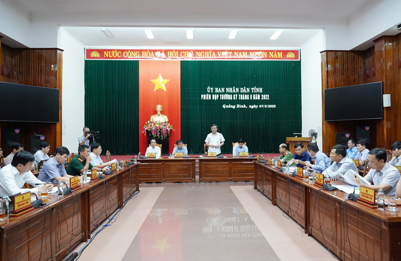 Đồng chí Chủ tịch UBND tỉnh Trần Thắng phát biểu đặt vấn đề tại phiên họp.