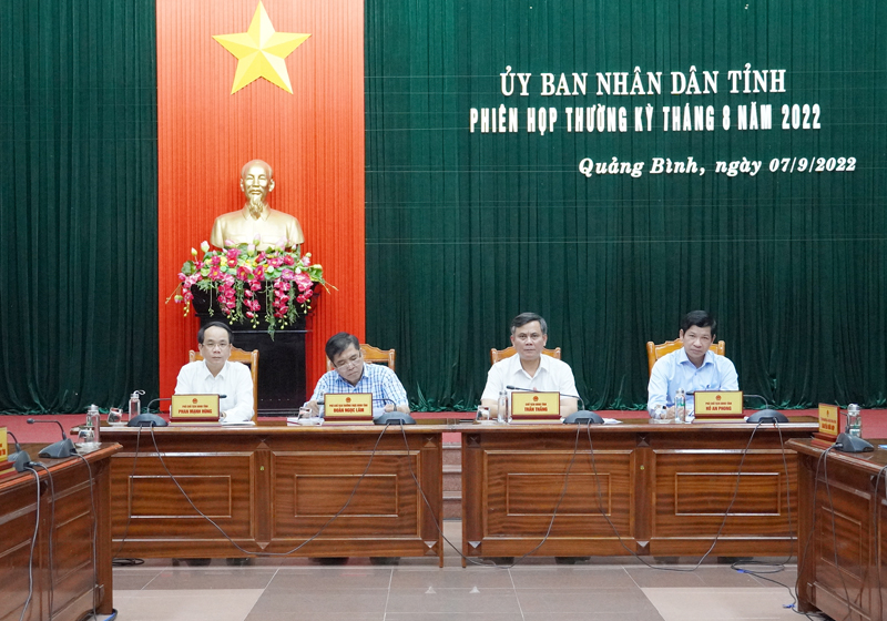 Đồng chí Chủ tịch UBND tỉnh và các đồng chí Phó Chủ tịch UBND tỉnh chủ trì và điều hành phiên họp.