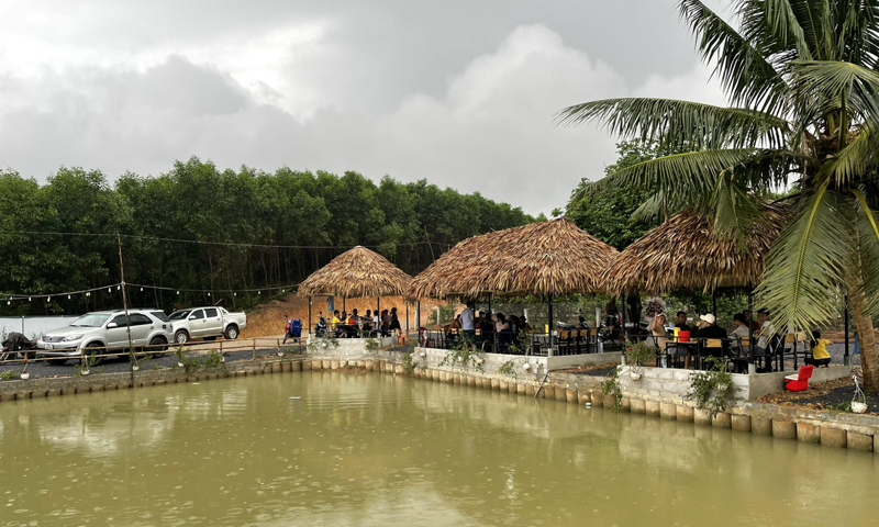 Mô hình khởi nghiệp của anh Phạm Ngọc Ánh (Thái Thủy, Lệ Thủy) thu hút đông đảo du khách ghé thăm, mang lại thu nhập khá cho gia đình.