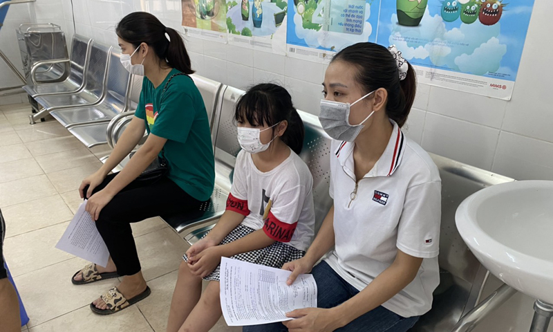 Người dân tuân thủ đeo khẩu trang khi đến nơi công cộng. Ảnh: TN