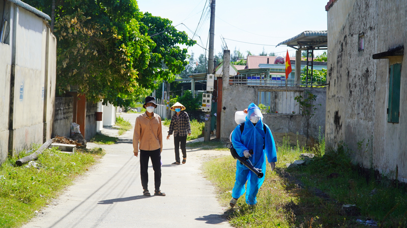 Phun hóa chất diệt muỗi chủ động, xử lý dịch tại các xã trọng điểm có chỉ số côn trùng vượt ngưỡng cảnh báo và các xã xuất hiện ca bệnh.