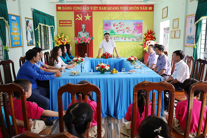 Đồng chí Trần Phong trò chuyện với cô và trò Trường mầm non Quang Phú.