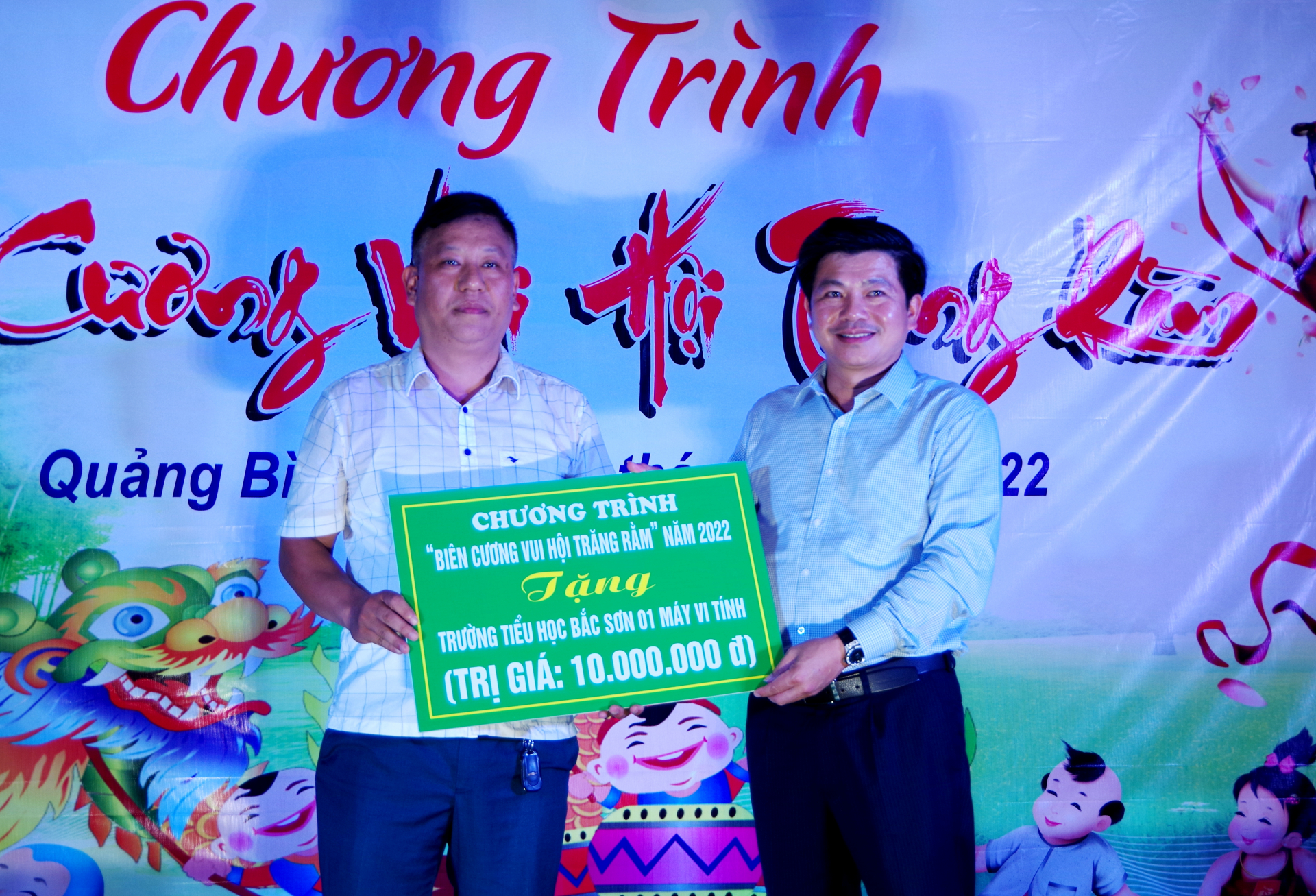 Đồng chí Trưởng ban Tổ chức Tỉnh ủy Trần Vũ Khiêm trao biển tượng trưng tặng 1 bộ máy vi tính xách tay cho Trường tiểu học Bắc Sơn.
