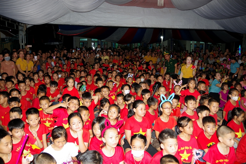 Đông đảo cán bộ, nhân dân và học sinh, thiếu niên nhi đồng đón xem chương trình  "Biên cương vui hội trăng rằm ".