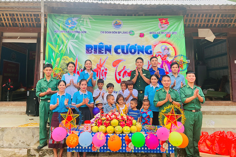 Niềm vui của các em nhỏ bản Cây Cà, xã Trường Sơn khi được tham gia phá cỗ Trung thu.