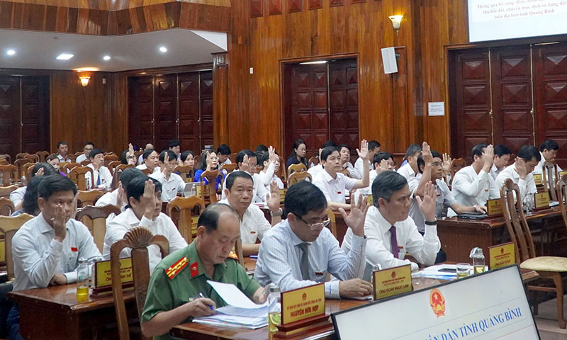 Đại biểu biểu quyết thông qua nghị quyết tại kỳ họp