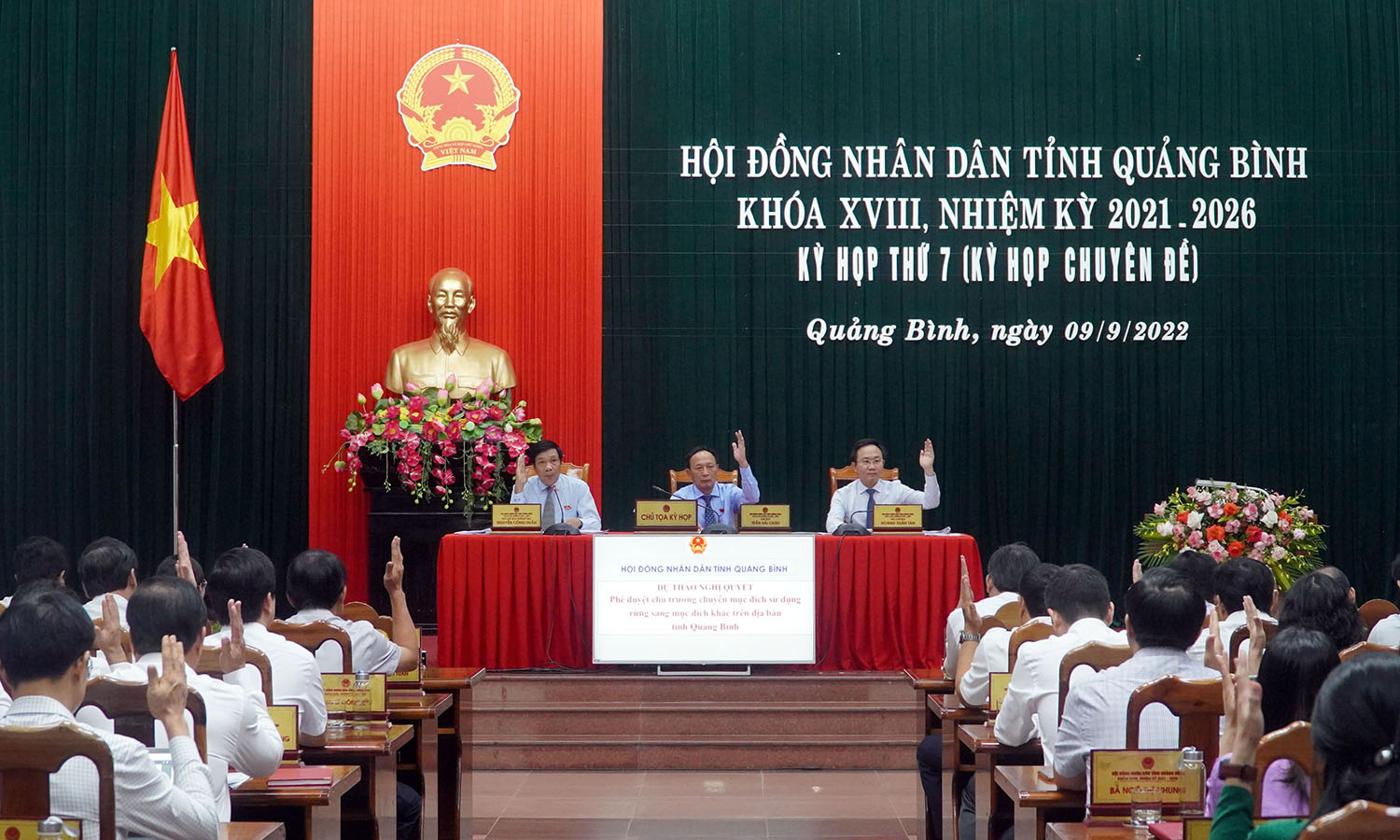 Đại biểu biểu quyết thông qua nghị quyết