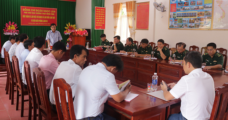Toàn cảnh buổi làm việc.