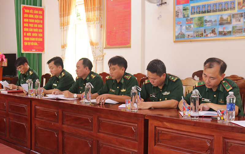 Các đại biểu tham dự buổi làm việc.