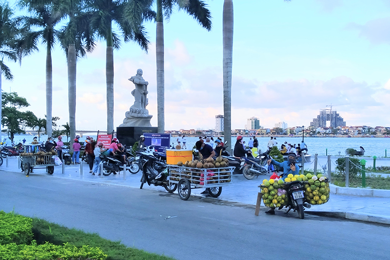 Nhiều xe bán hàng rong tụ tập trước khu vực tượng đài Mẹ Suốt.