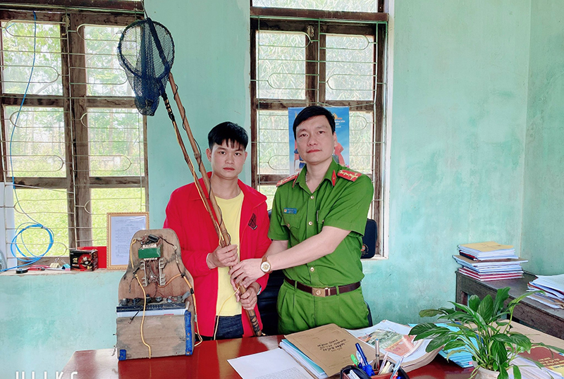 Công an xã Trung Hóa tiếp nhận bộ kích điện do người dân giao nộp.