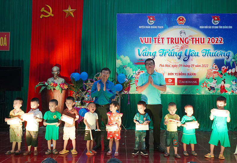 Đại diện lãnh đạo Huyện đoàn Quảng Trạch và Chi đoàn Ngân hàng Agribank Chi nhánh Bắc Quảng Bình trao học bổng cho các học sinh có hoàn cảnh khó khăn.