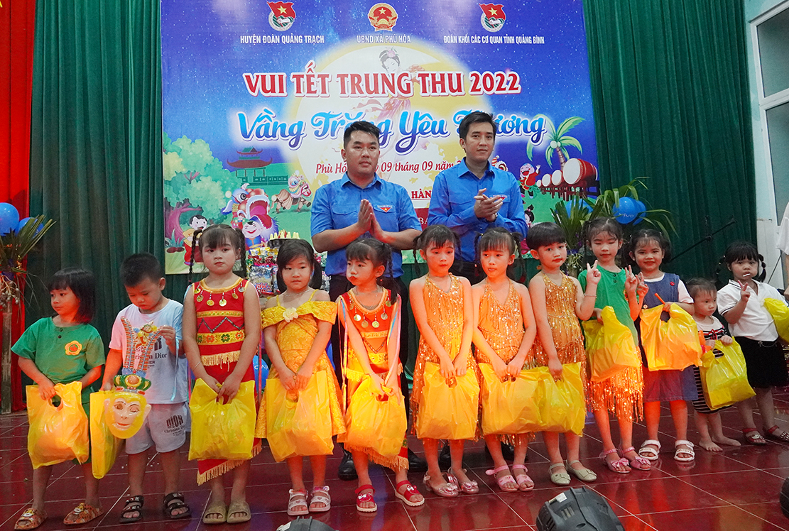 Đại diện lãnh đạo Tỉnh đoàn trao quà cho các em học sinh.