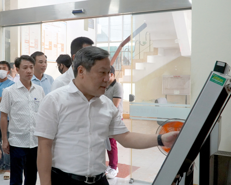 Đồng chí Bí thư Tỉnh ủy Vũ Đại Thắng kiểm tra hoạt động tại Trung tâm phục vụ hành chính công tỉnh.