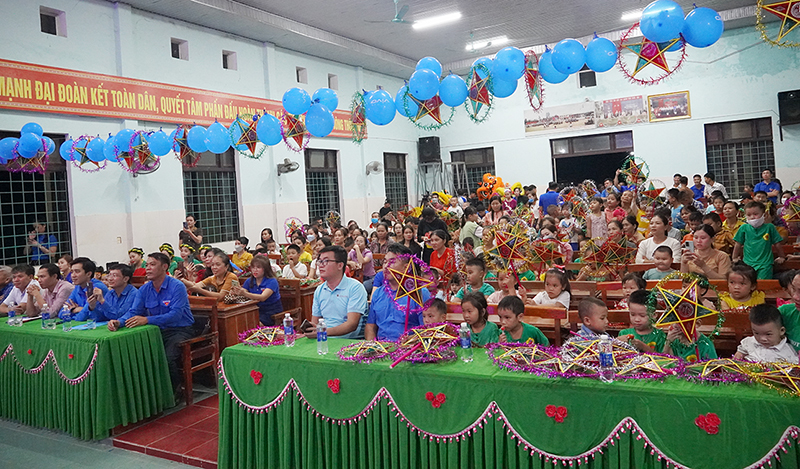 Chương trình vui Tết Trung thu 2022 “Vầng trăng yêu thương” cho các học sinh mầm non.