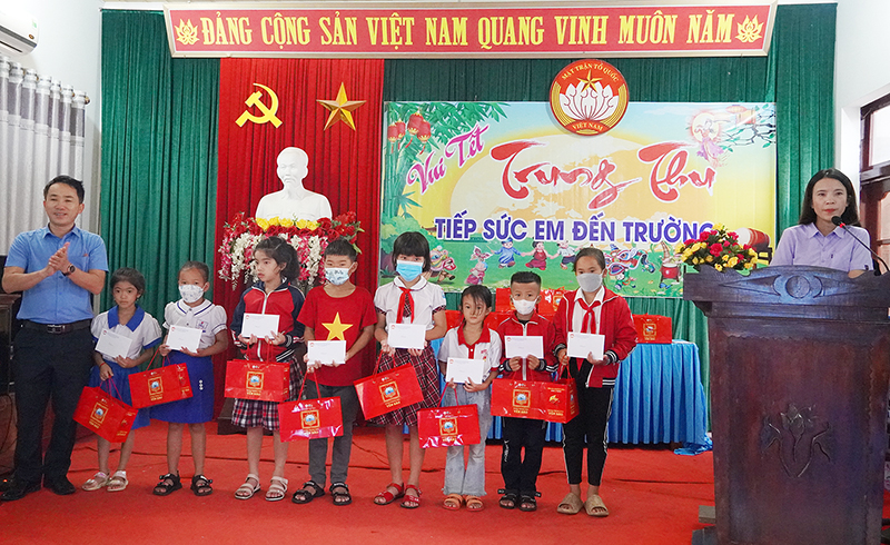 Đại diện lãnh đạo Phòng Giáo dục và Đào tạo huyện Bố Trạch trao quà và học bổng cho các em học sinh.