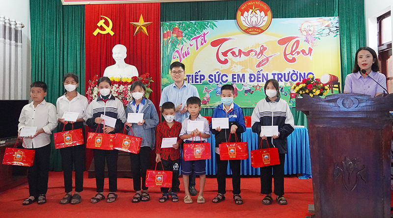 Đại diện lãnh đạo Huyện đoàn Bố Trạch trao quà và học bổng cho các em học sinh.
