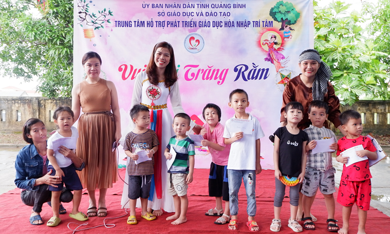 Các em nhỏ vui chơi trong ngày hội Trung thu của ngôi trường đặc biệt.