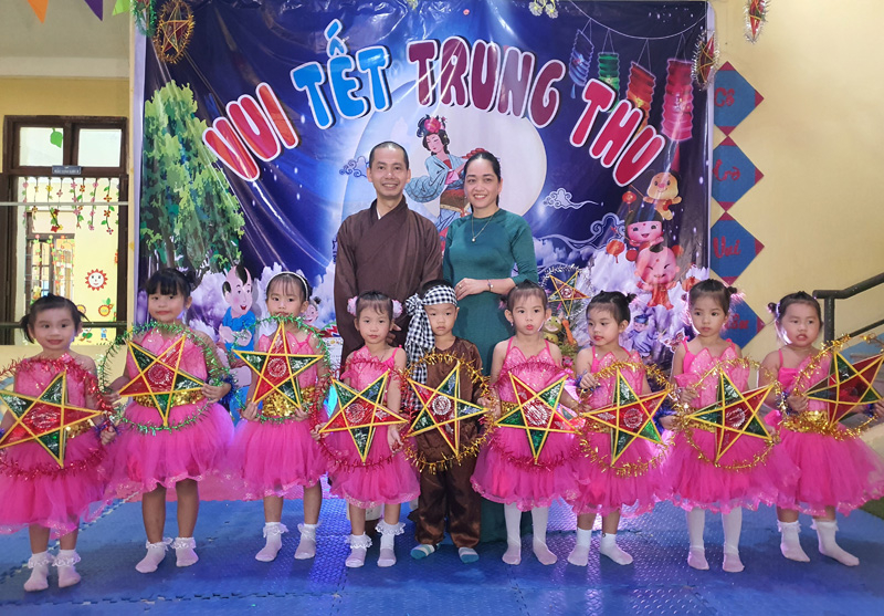 Đại đức Thích Thiền Bình tặng quà Trung thu...