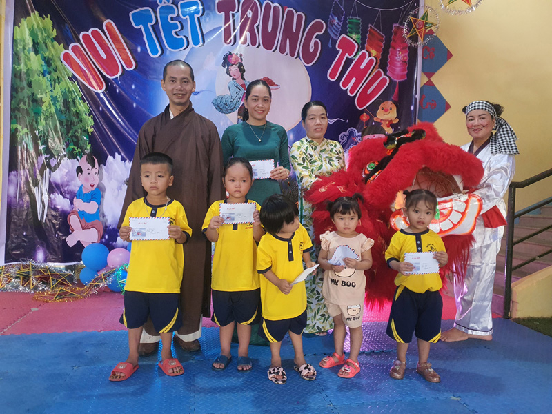 ...và trao học bổng cho các cháu Trường Mầm non xã An Ninh.