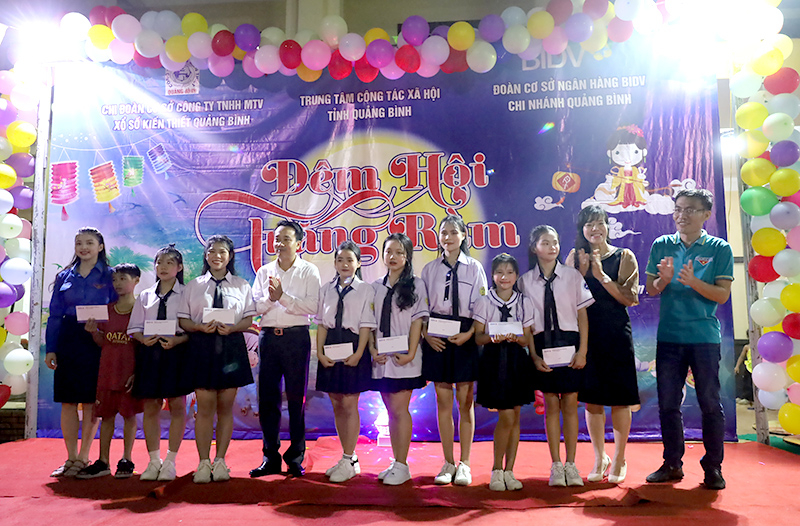 Các đơn vị tài trợ trao học bổng cho các em tại trung tâm. 