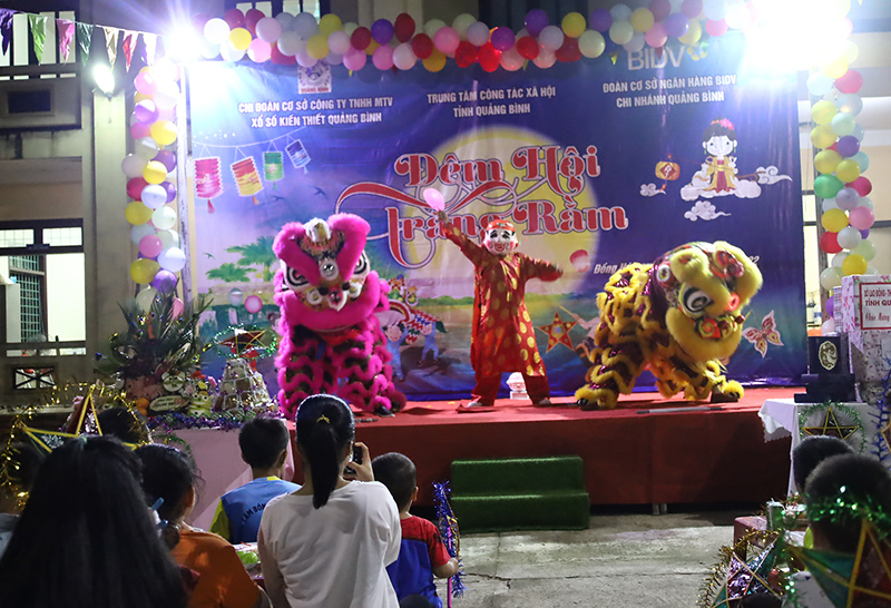 Các em thiếu nhi được thưởng thức nhiều chương trình văn nghệ hấp dẫn mừng Tết Trung thu. 