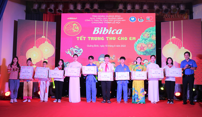 Đại diện lãnh đạo Công ty Cổ phần Bibica trao quà trung thu cho các em thiếu nhi