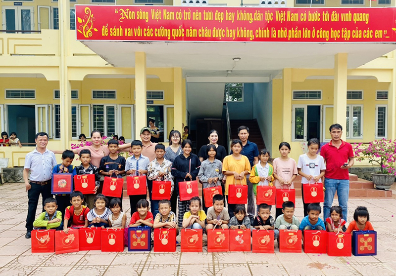 Đại diện lãnh đạo Công ty TNHH Tư vấn xây dựng Tiến Phát trao quà trung thu cho các em thiếu nhi tại các điểm đến thăm.