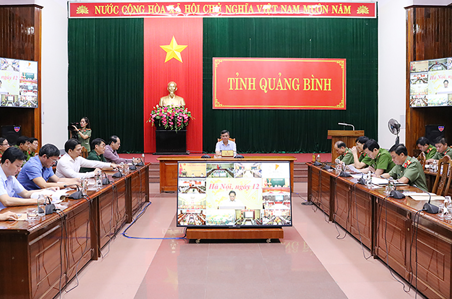 Đồng chí Trần Thắng, Phó Bí thư Tỉnh ủy, Chủ tịch UBND tỉnh chủ trì tại điểm cầu Quảng Bình.