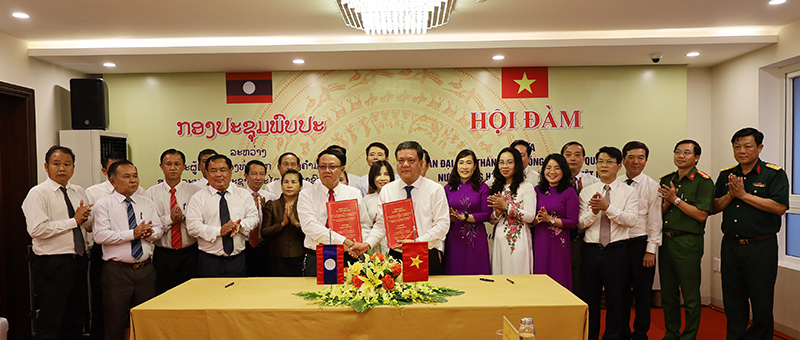 Ký kết biên bản hợp tác giữa TP. Đồng Hới và huyện Thà Khẹc.