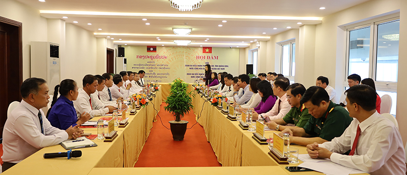 Toàn cảnh hội đàm, ký kết biên bản hợp tác giữa TP. Đồng Hới và huyện Thà Khẹc.